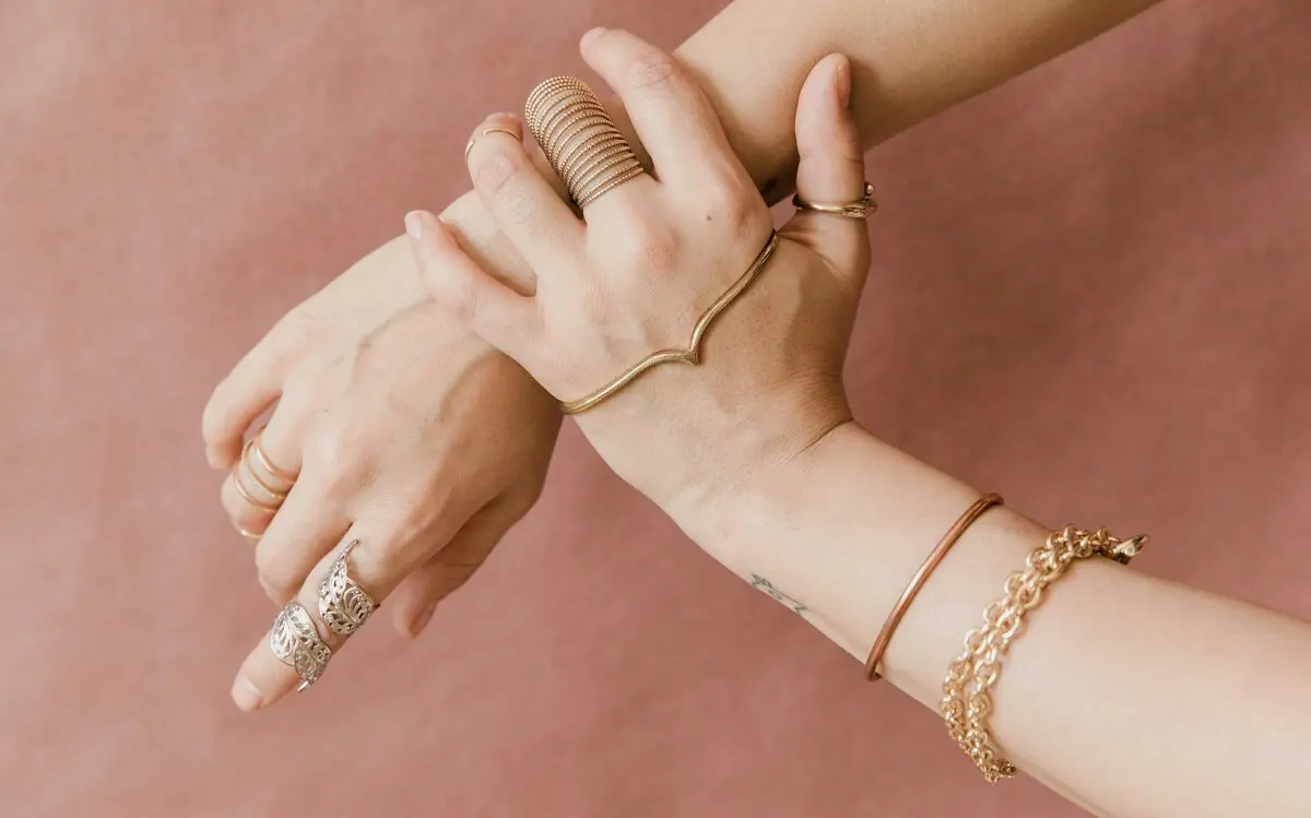 Gold- und Silber-Ringe kombinieren