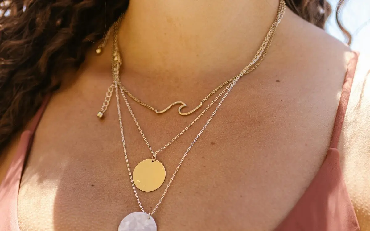 Layering mit Gold- und Silberschmuck